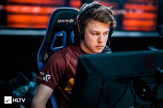 还没调整吗？ Top Esports 排名情况： Kanavi 对 jungle Noxus 情有独钟，mid、jungle 和 support 都在红色区域