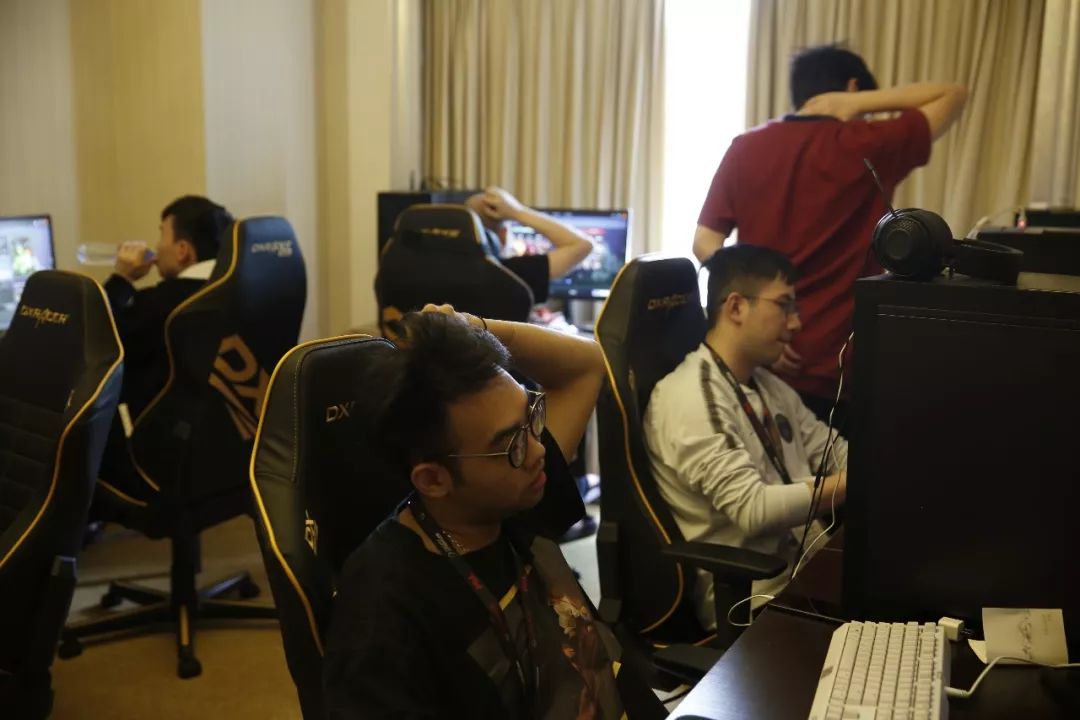 打破内心的魔鬼！JKL的阿希以50,000伤害带领团队进攻， Top Esports 消灭了 Bilibili Gaming 结束了八连败