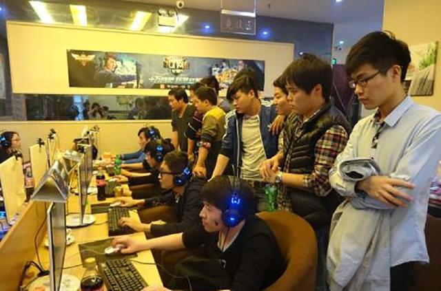 今日，LCS赛区的FLY战队官宣了前KT中单选手VicLa的加入，在2022LCK夏季赛VicLa获得了年度最佳新秀的荣誉。